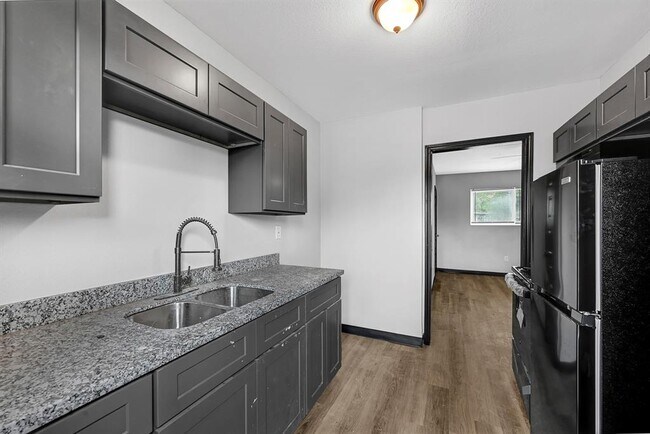 Building Photo - 7210 Dahlia St