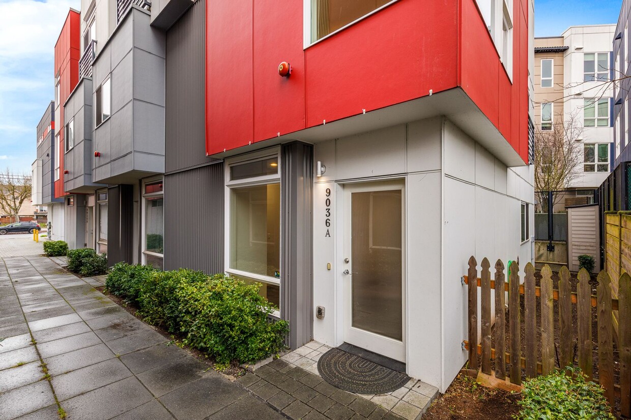 Foto principal - Modern Newer 2 Bedroom 2 Bath Townhouse - ...