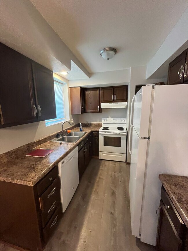 Building Photo - Two Bedroom 1 Bathroom Condo