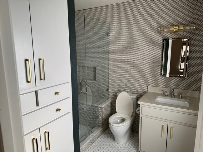 Building Photo - 1208 E 13th St