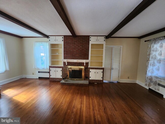 Building Photo - 453 E Holly Ave