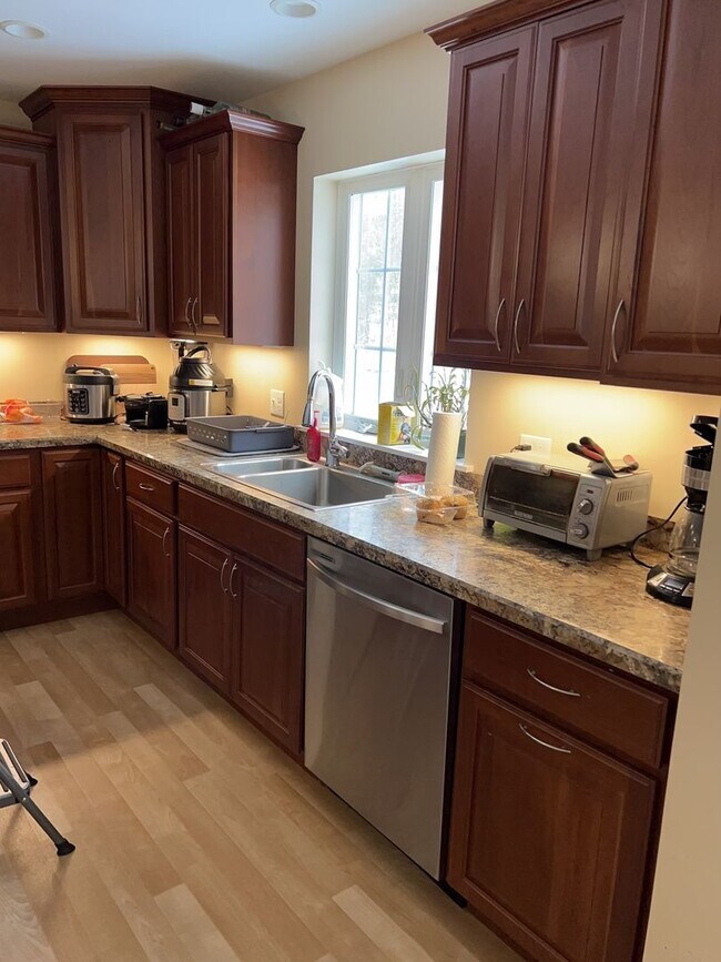 Building Photo - Spacious 2 Bed, 2.5 Bath Unit in Strafford