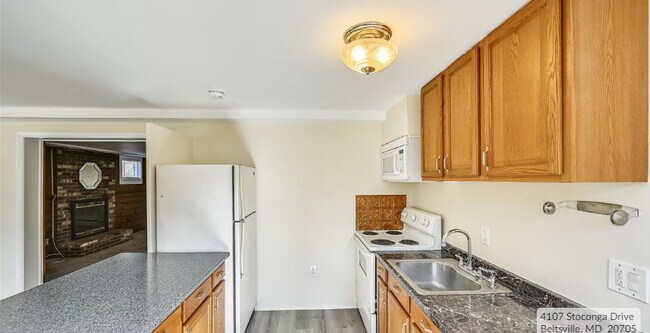 Kitchen - 4107 Stoconga Dr