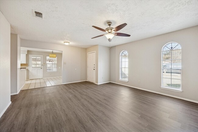 Foto del edificio - 7323 Wovenwood Ln