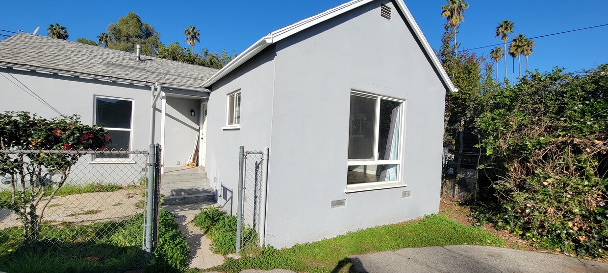 Primary Photo - 625 S Los Robles Ave