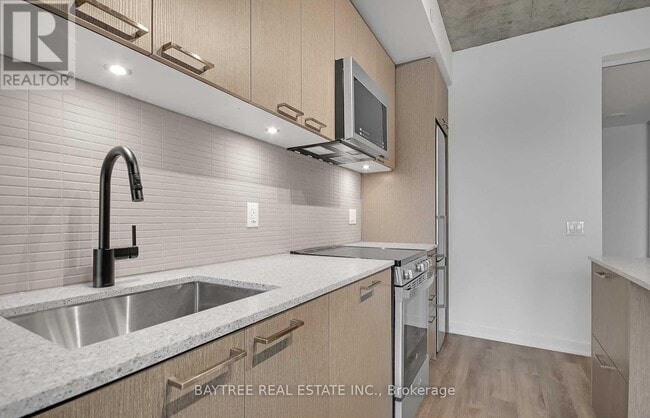 Photo du bâtiment - 1808 St Clair Ave W