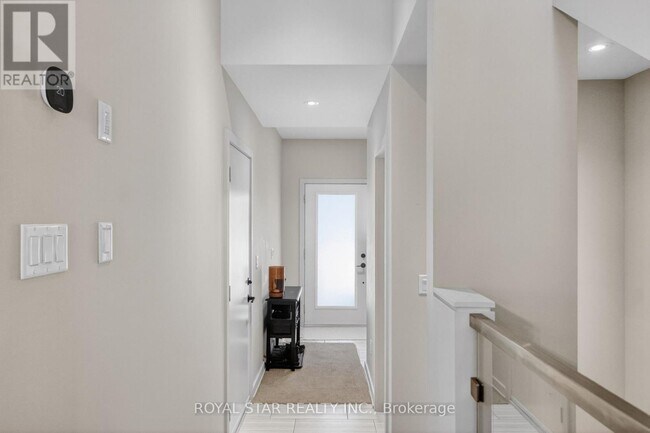 Building Photo - 1033 Eider St