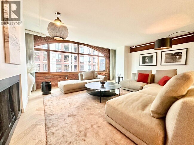 Building Photo - 550 Beatty St