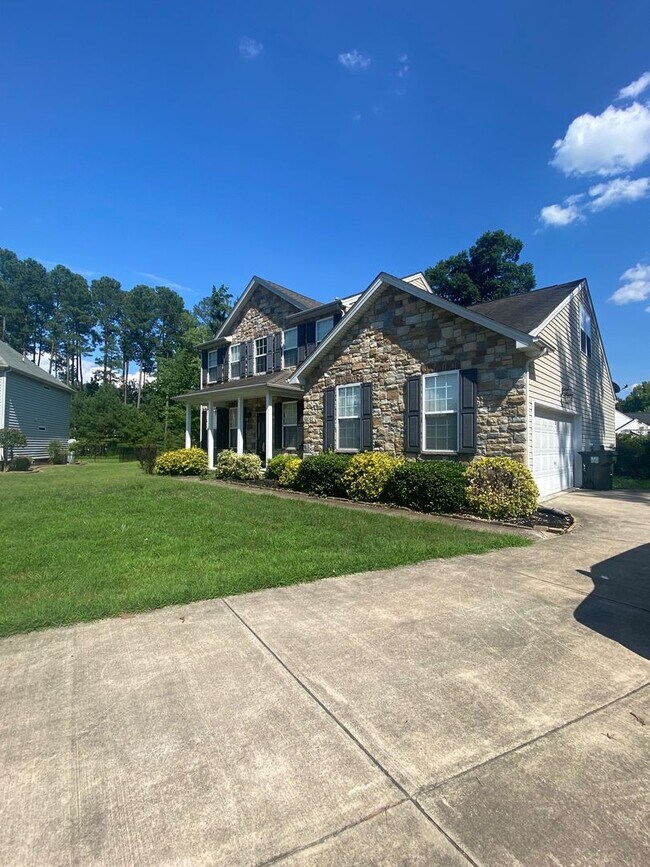 Building Photo - Beautiful 5 Bedroom 2.5 Bathrooms Located ...