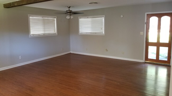 Foto del edificio - 5311 Pine Ln Dr