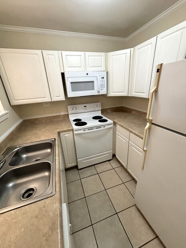 Building Photo - 950 Venita Dr