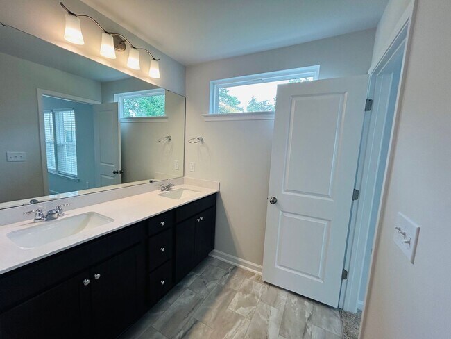 Foto del edificio - Stunning new end-unit 3 bedroom 2.5 bath townhouse in N High Point with attached garage.
