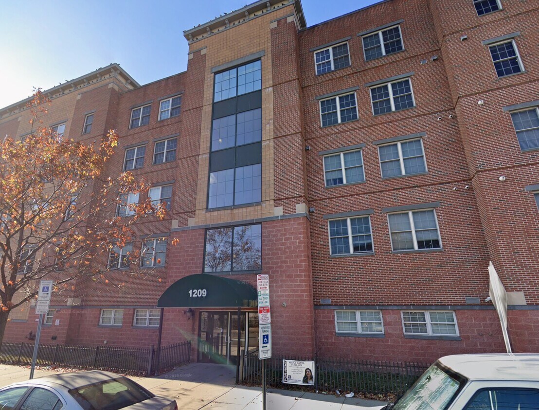 Primary Photo - 1209 Summit Ave