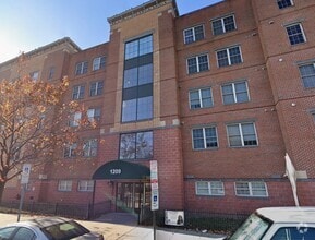 Building Photo - 1209 Summit Ave
