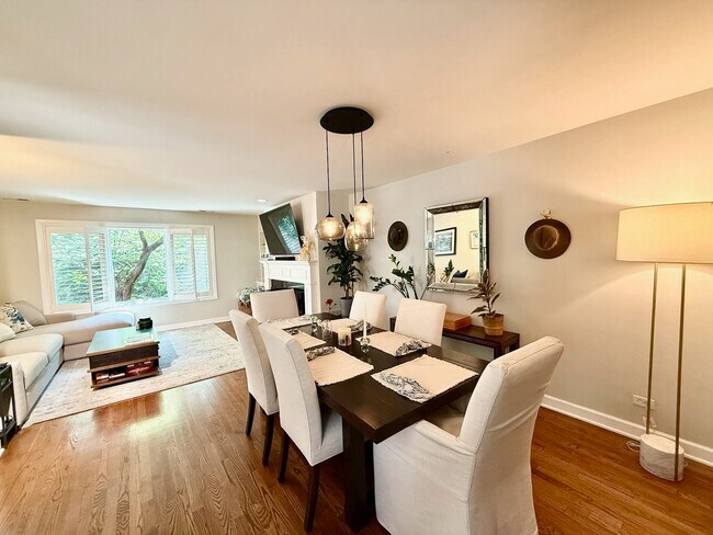 Foto del edificio - 747 W Dickens Ave