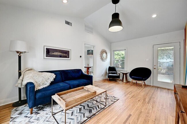 Foto del edificio - 2943 Higgins St