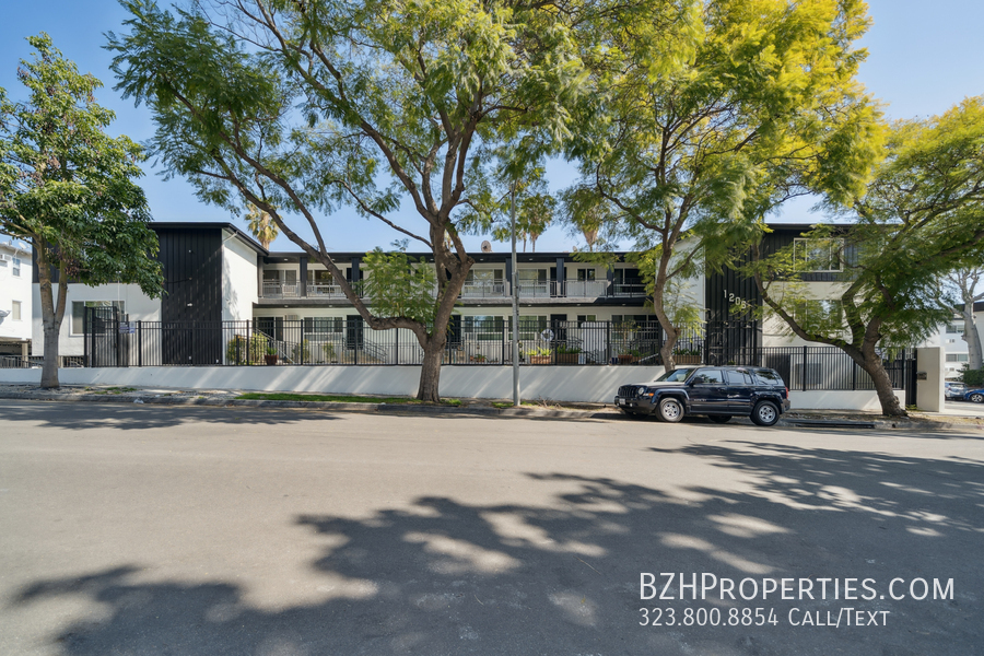 Primary Photo - 1206 Hayworth Ave