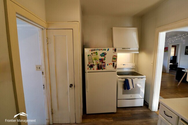 Foto del edificio - Spacious 5 Bedroom Home Located Near Campus