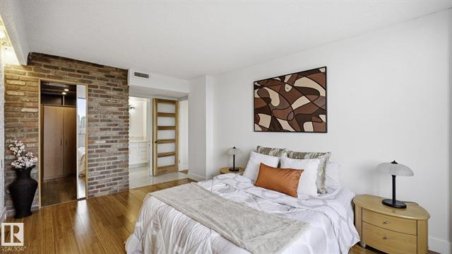 Photo du bâtiment - 10160-10115 115 St NW