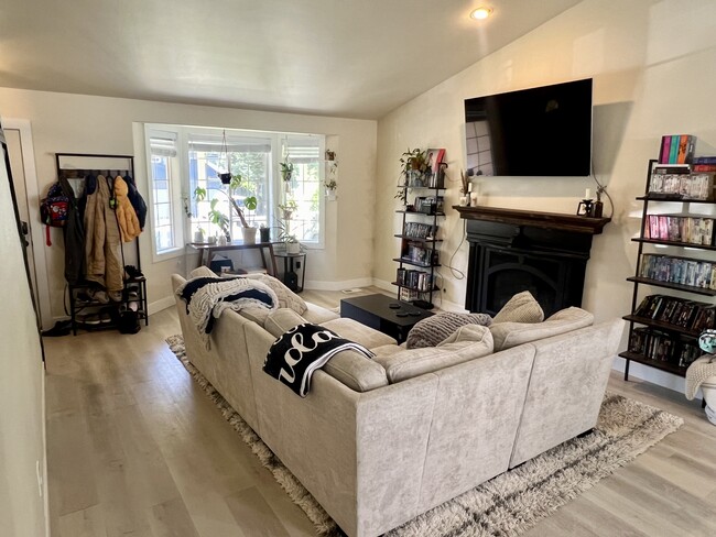 Living room, renovated 2021 - 10205 7th Pl SE