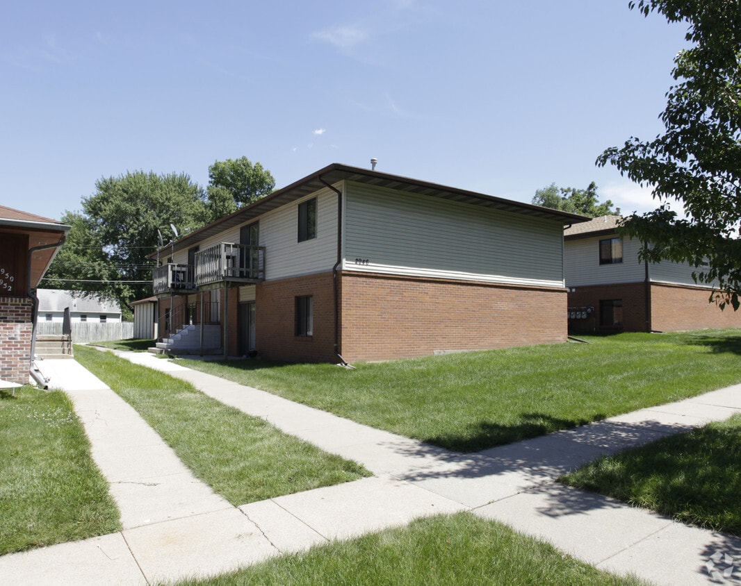 Primary Photo - Cheever Apartments