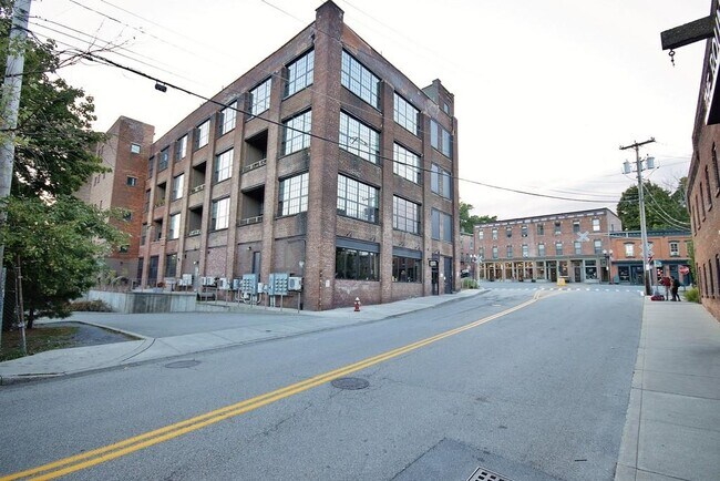 Building Photo - 1 E Main St