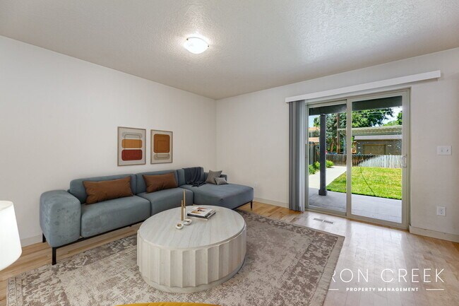Building Photo - Open Floorplan Townhome with 3 suites
