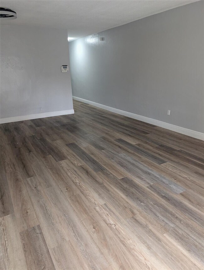 Foto del edificio - 5820 NW 17th Pl