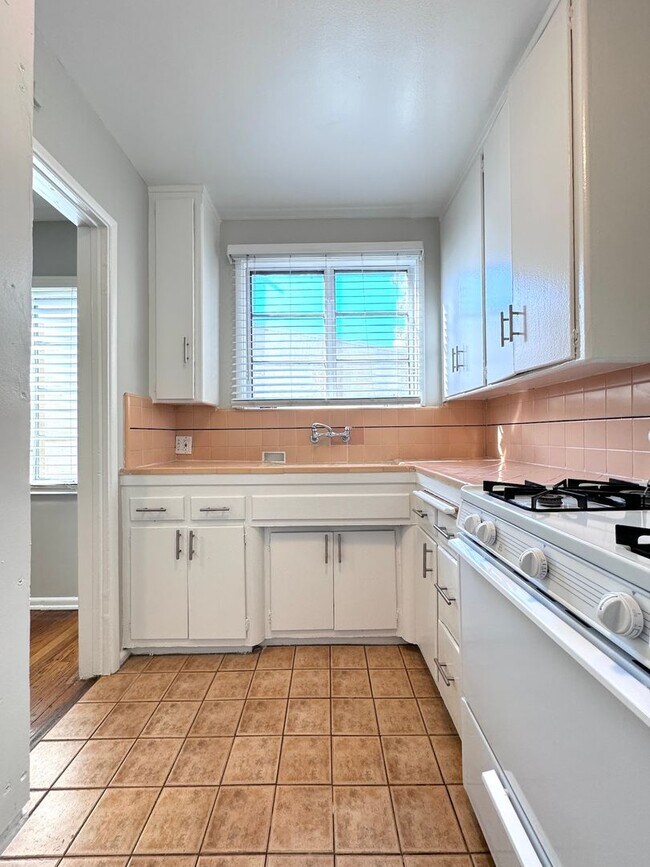 Foto del edificio - Classic 1-Bedroom in the heart of Hollywood near the 101