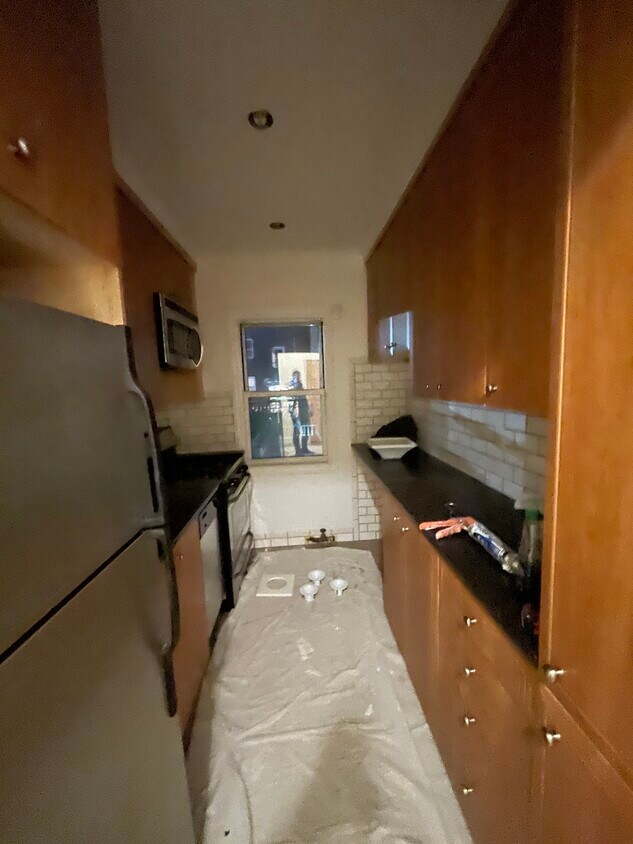 kitchen with granite tops,Stainless appliances - 220 Central Ave