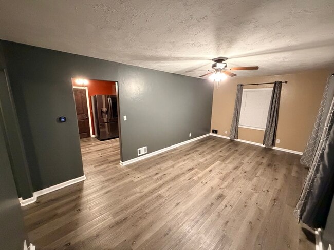 Building Photo - 933 E 13th St