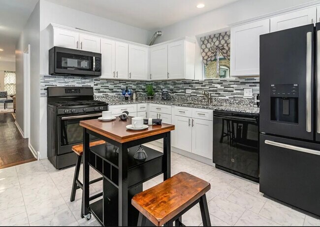 Foto del edificio - 6406 S Maplewood Ave