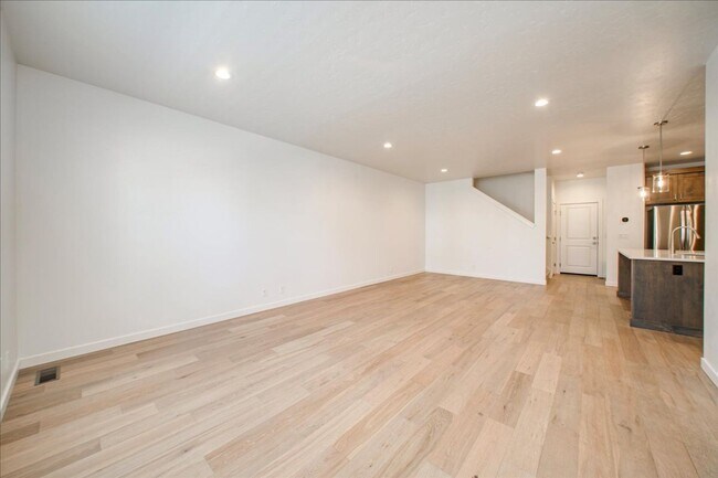 Building Photo - Low Maintenance Townhome in Southwest Boise