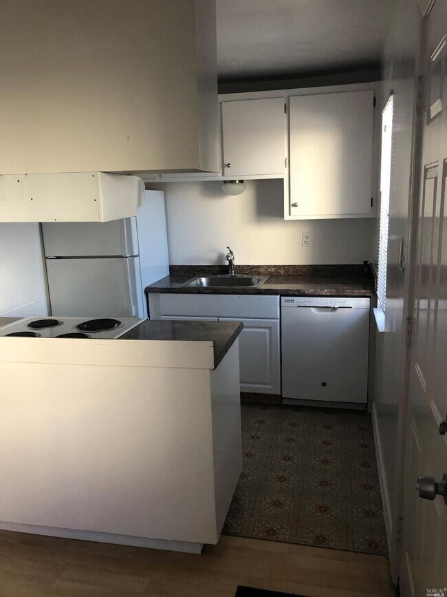 Foto del edificio - 1024 Redwood Highway Frontage Rd