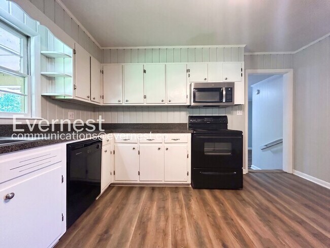 Foto del edificio - 3-Bed/1.5-Bath Home with Fenced Yard/Pet Friendly/ Available Soon!