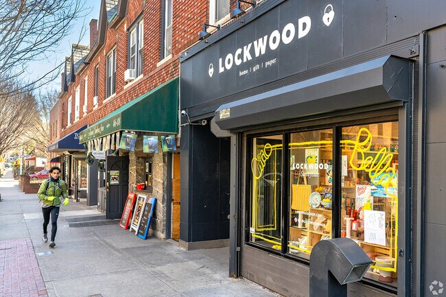 Shop at the many boutiques of Sunnyside.