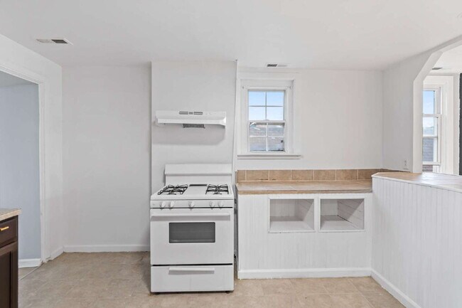 Foto del edificio - "Spacious 3-Bedroom Retreat at 57 1/2 Sara...