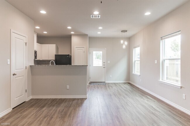 Building Photo - 3 br, 2.5 bath Townhome - 126 Peruna Drive