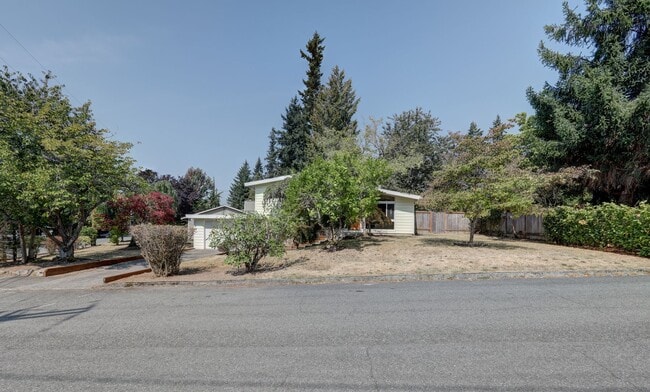 Foto del edificio - Lovely 4BR 1.75BA Bellevue Tri-Level Home