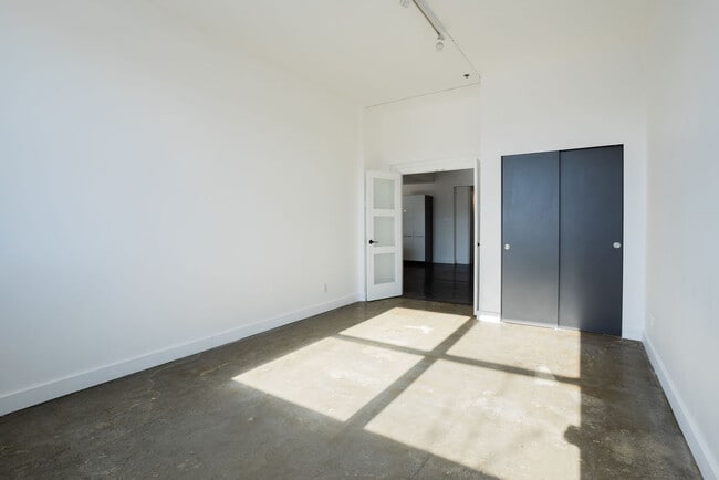 Building Photo - 5642 Ave Du Parc