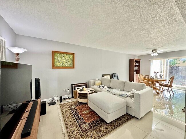 Foto del edificio - 5216 Tennis Ct Cir