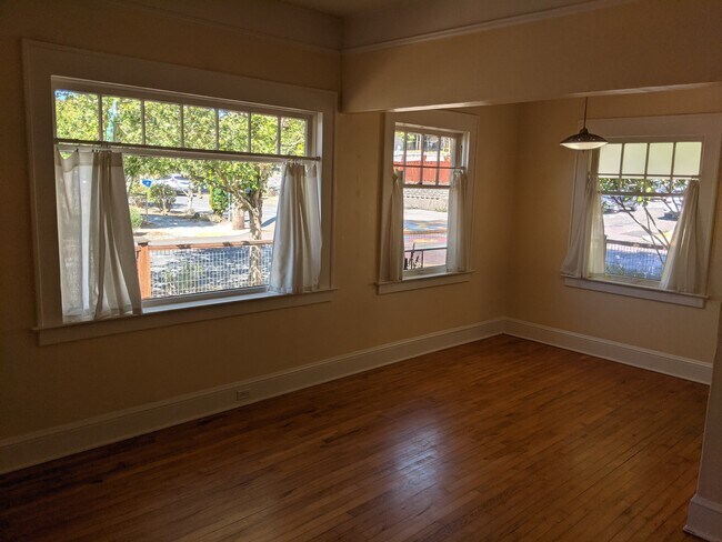 Building Photo - 232 NE 53rd Ave
