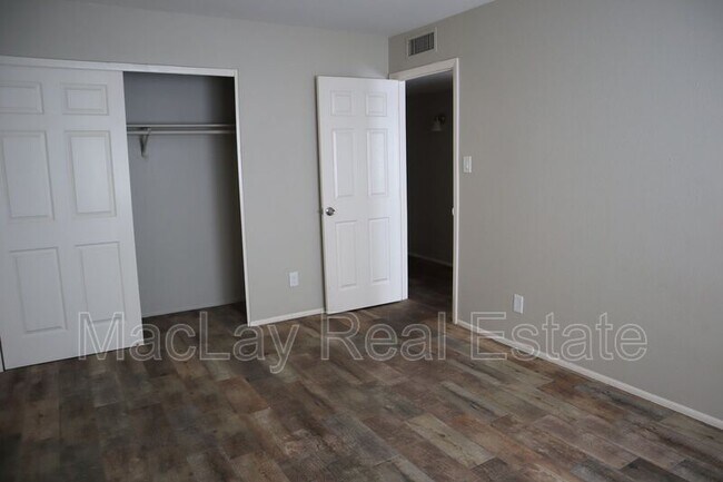 Foto del edificio - 4625 E Jones Ave