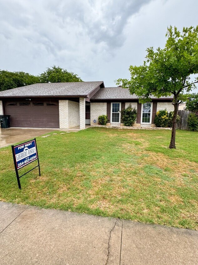 Primary Photo - Adorable home on Corner Lot