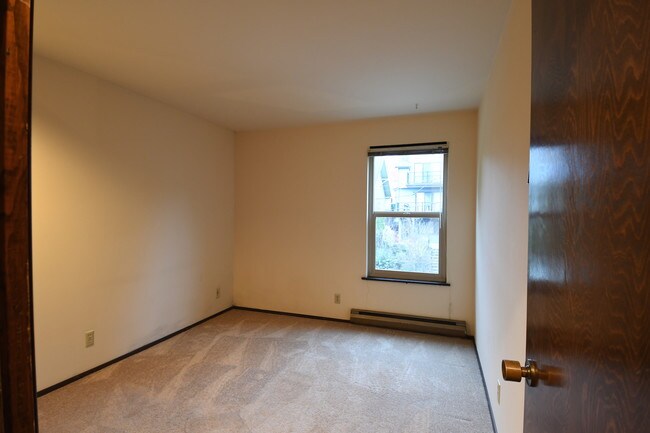 Building Photo - 2529 Yale Ave E