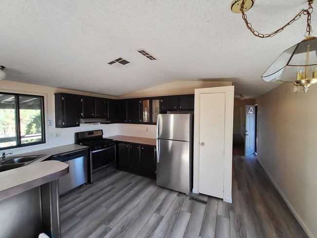 Building Photo - Two Bedroom House