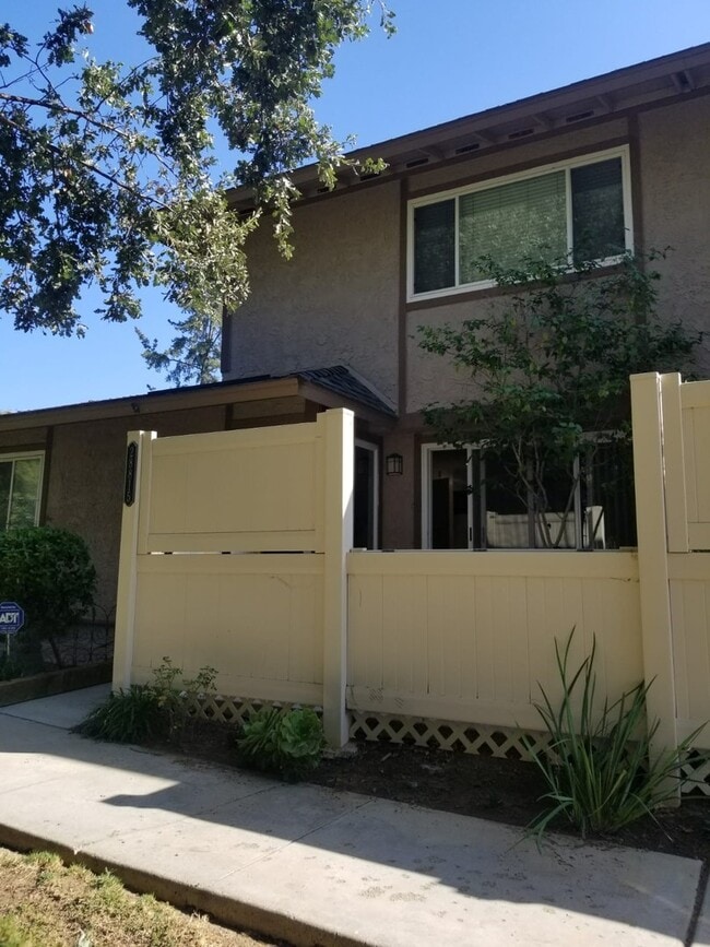 Building Photo - Charming 2 bedroom / 1.5 bathroom located ...