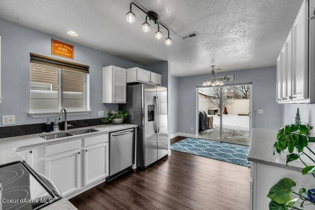 Building Photo - 3-Bedroom Home in The Landings – Fully Fenced Yard & 2-Car Garage