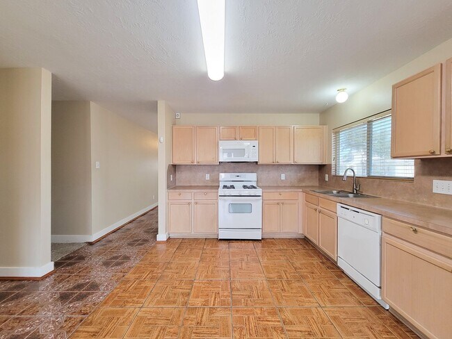 Foto del edificio - 3 bedroom one story home on large corner lot. Home has hard flooring throughout living areas and ...