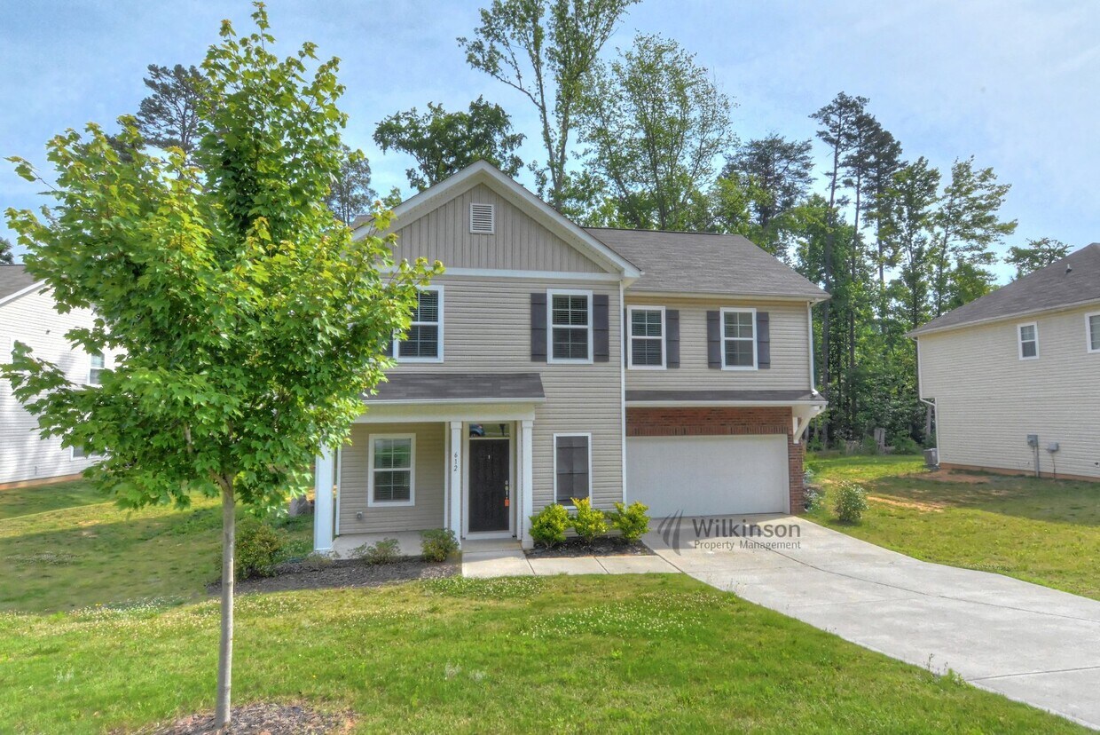 Primary Photo - Nice 4 bedroom 2.5 Bathroom home located i...